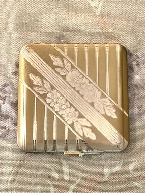 Vintage 50’s Powder Compact ✨